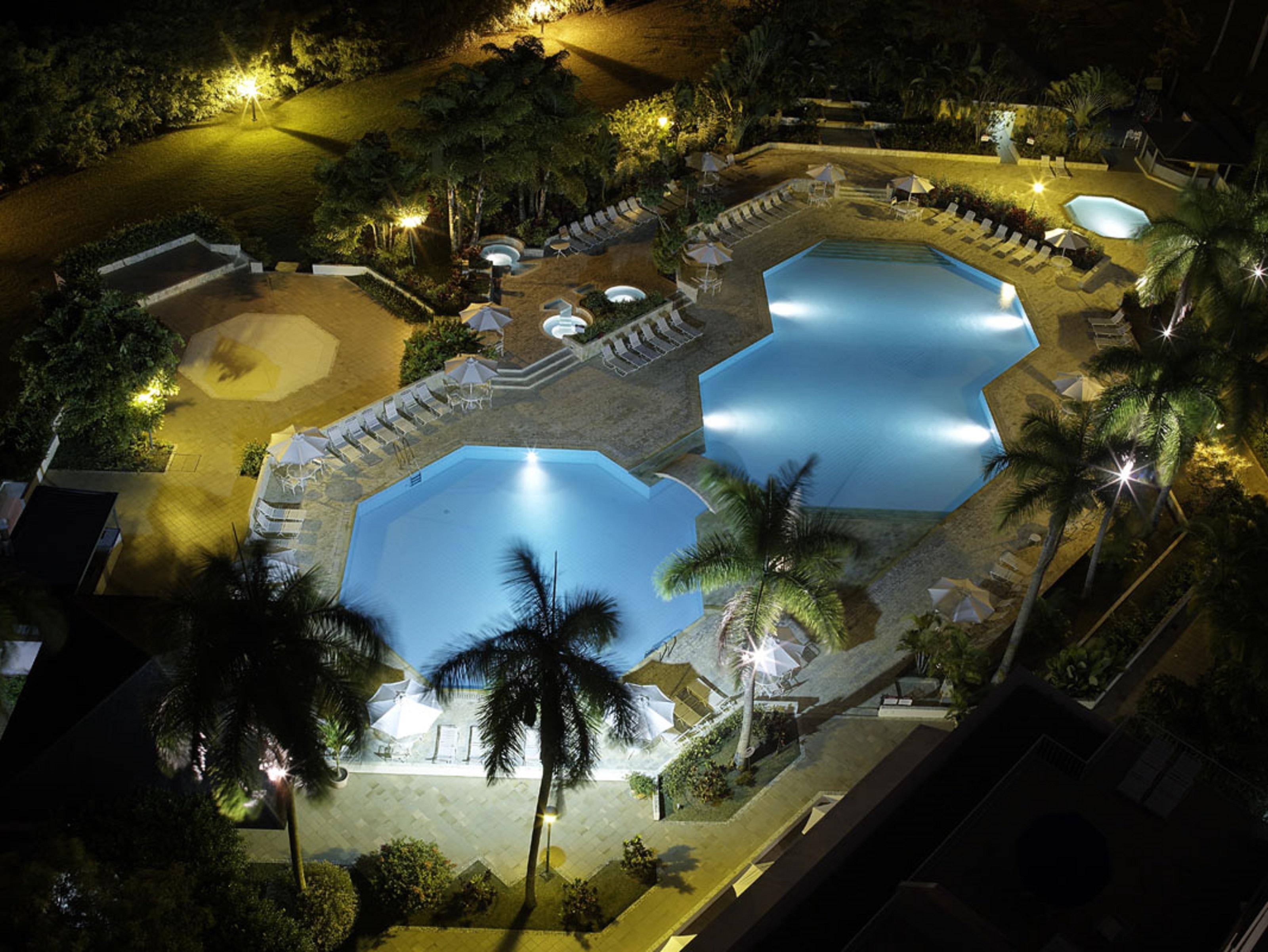 Hotel Estelar Altamira อีบาเก ภายนอก รูปภาพ The swimming pool at night